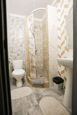 Гостевой дом Фламинго Голубицкая Трехместный номер с балконом-3