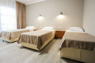 Гостевой дом Фламинго Голубицкая Трехместный номер с балконом-2